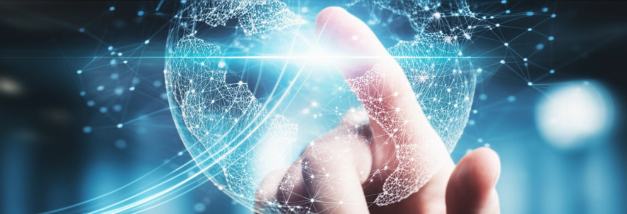 Una mano caucásica interactúa con una red digital abstracta y brillante, simbolizando la conectividad global y la innovación en marketing web.