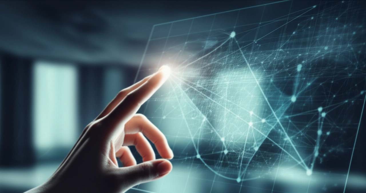 Una mano caucasica interagisce con una proiezione olografica astratta di dati, simboleggiando l'innovazione digitale e lo sviluppo web.